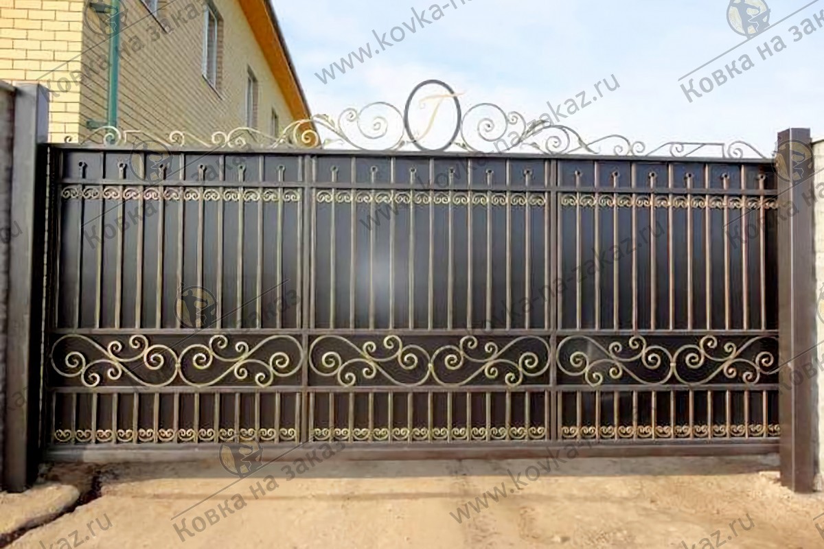 Откатные ворота, закрытые изнутри листовым металлом и&nbsp;украшенные по&nbsp;верхней части коваными вензелями, фото 1